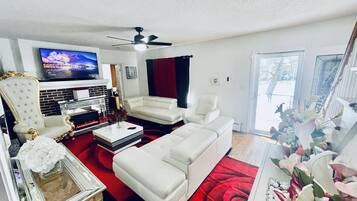 Comfort House, 4 Bedrooms, Non Smoking | Living room | Flat-screen TV, fireplace