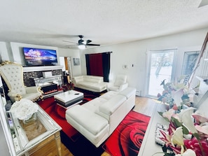 Living room - Upscaled Home in a Quiet Neighborhood (Springfield)