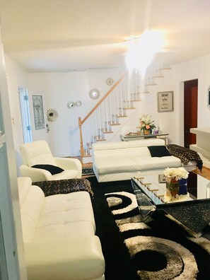 Flat-screen TV, fireplace - Upscaled Home in a Quiet Neighborhood (Springfield)