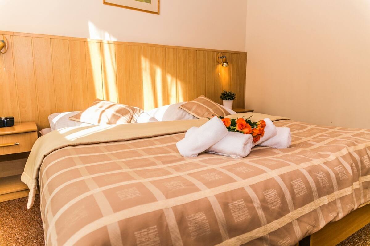 Escritorio, wifi gratis y ropa de cama