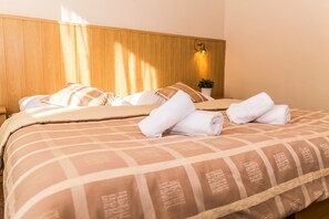 双人房 | 办公桌、免费 WiFi、床单