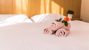 Double Room (extra bed) | Desk, WiFi (free), bed sheets - Horsky Hotel Mnich (Bobrovec)