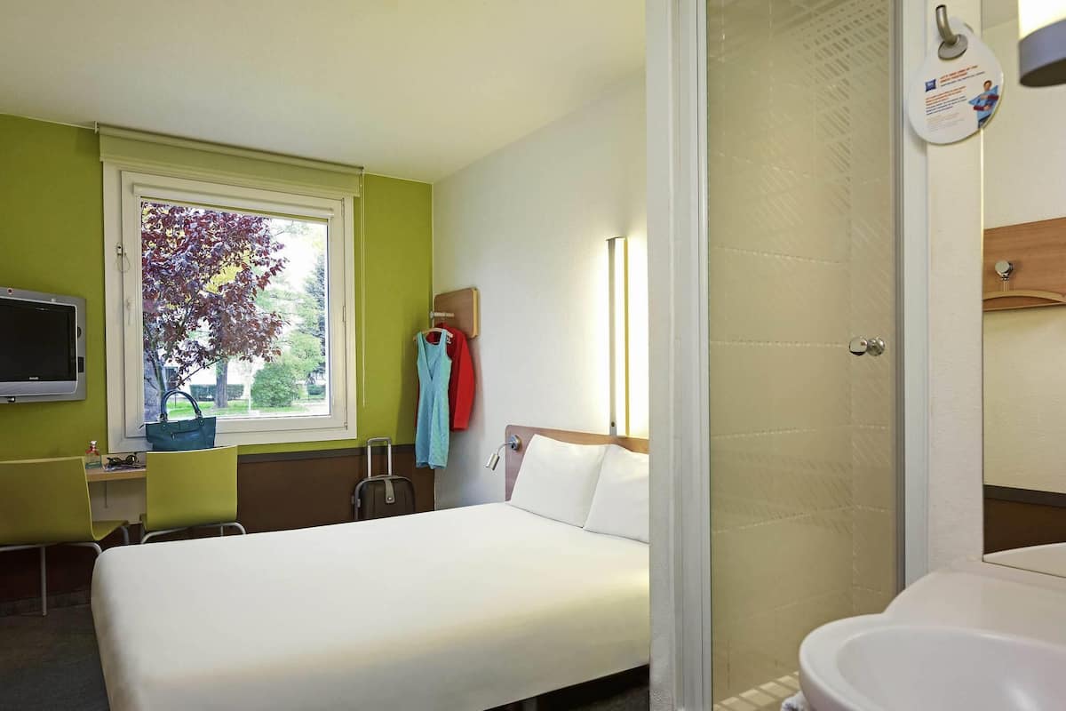 Standard-Doppelzimmer, 1 Doppelbett | Schreibtisch, Verdunkelungsvorhänge, Bügeleisen/Bügelbrett