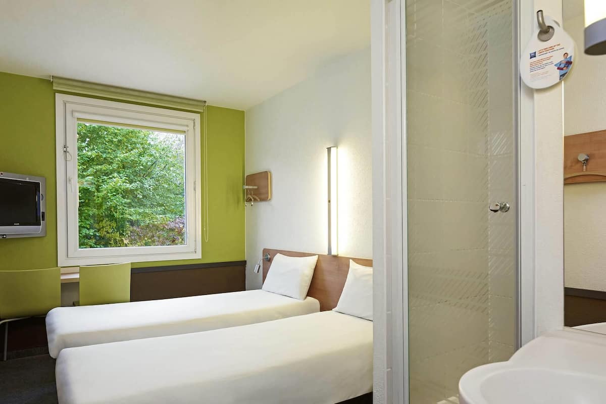 Standard-Zweibettzimmer, 2 Einzelbetten | Schreibtisch, Verdunkelungsvorhänge, Bügeleisen/Bügelbrett