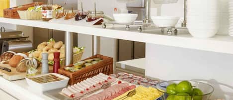 Colazione a buffet, servita tutte le mattine (36 PLN a persona)