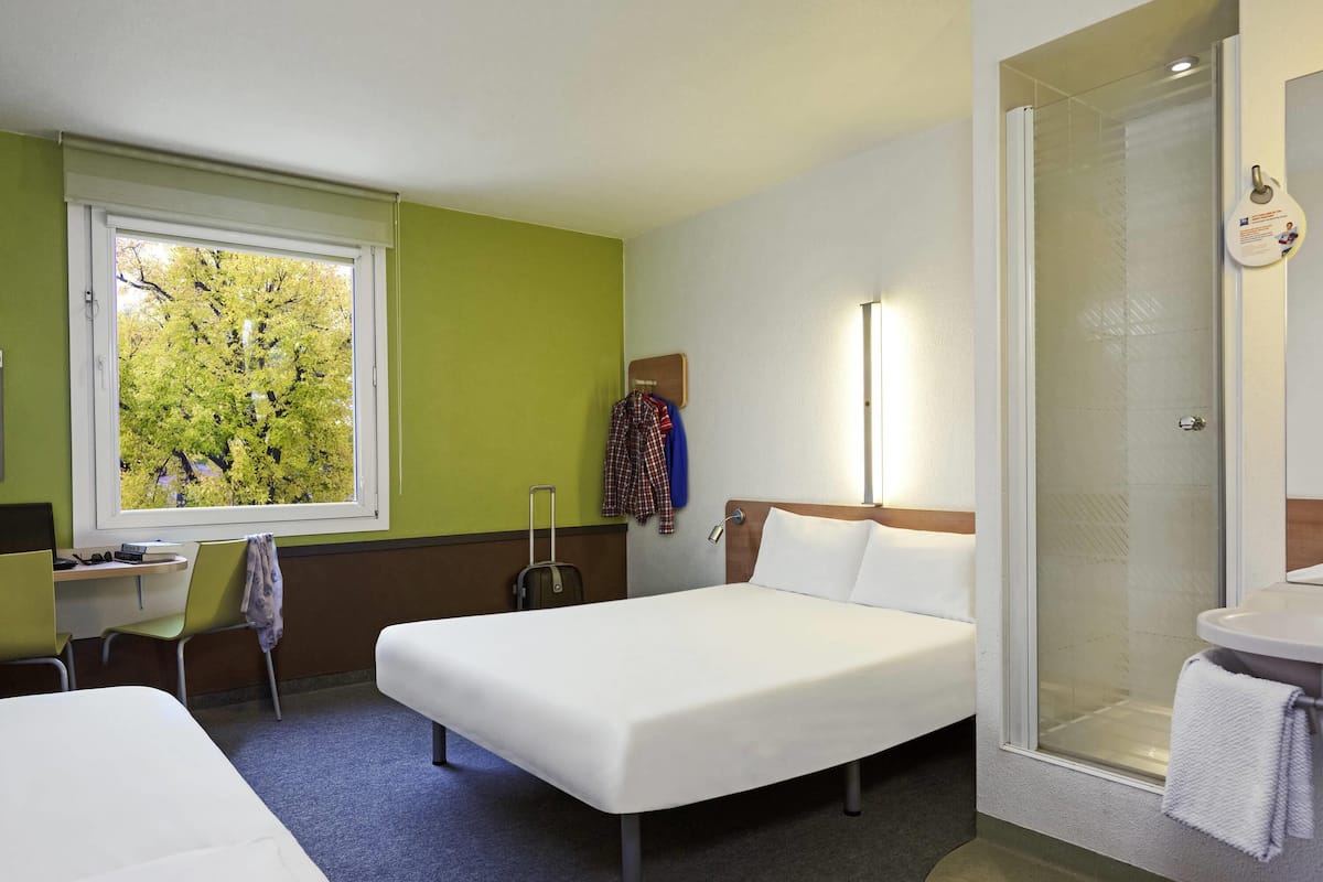 Standardzimmer, Mehrere Betten | Schreibtisch, Verdunkelungsvorhänge, Bügeleisen/Bügelbrett