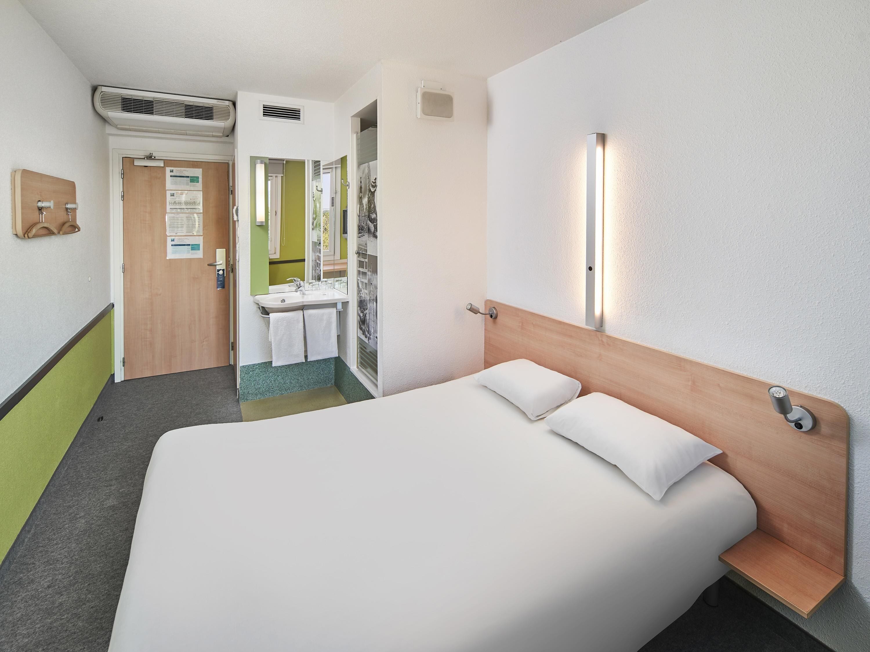 Habitació doble estàndard, 1 llit doble | Escriptori, cortines opaques i planxa i posts de planxar 