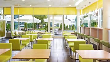 Daily buffet breakfast (PLN 36 per person)