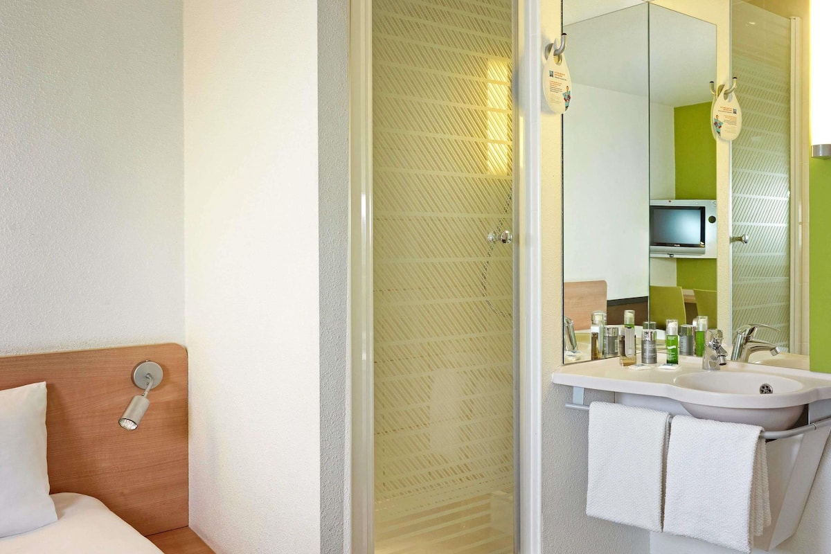 Escritorio, cortinas blackout y tabla de planchar con plancha