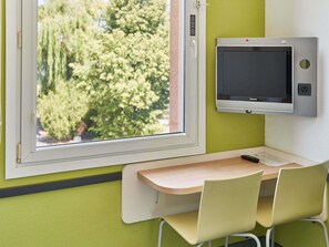 Escritorio, cortinas blackout y tabla de planchar con plancha 