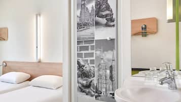 Kamar Twin Standar, 2 Tempat Tidur Twin | Meja kerja, tirai kedap cahaya, dan setrika/meja setrika