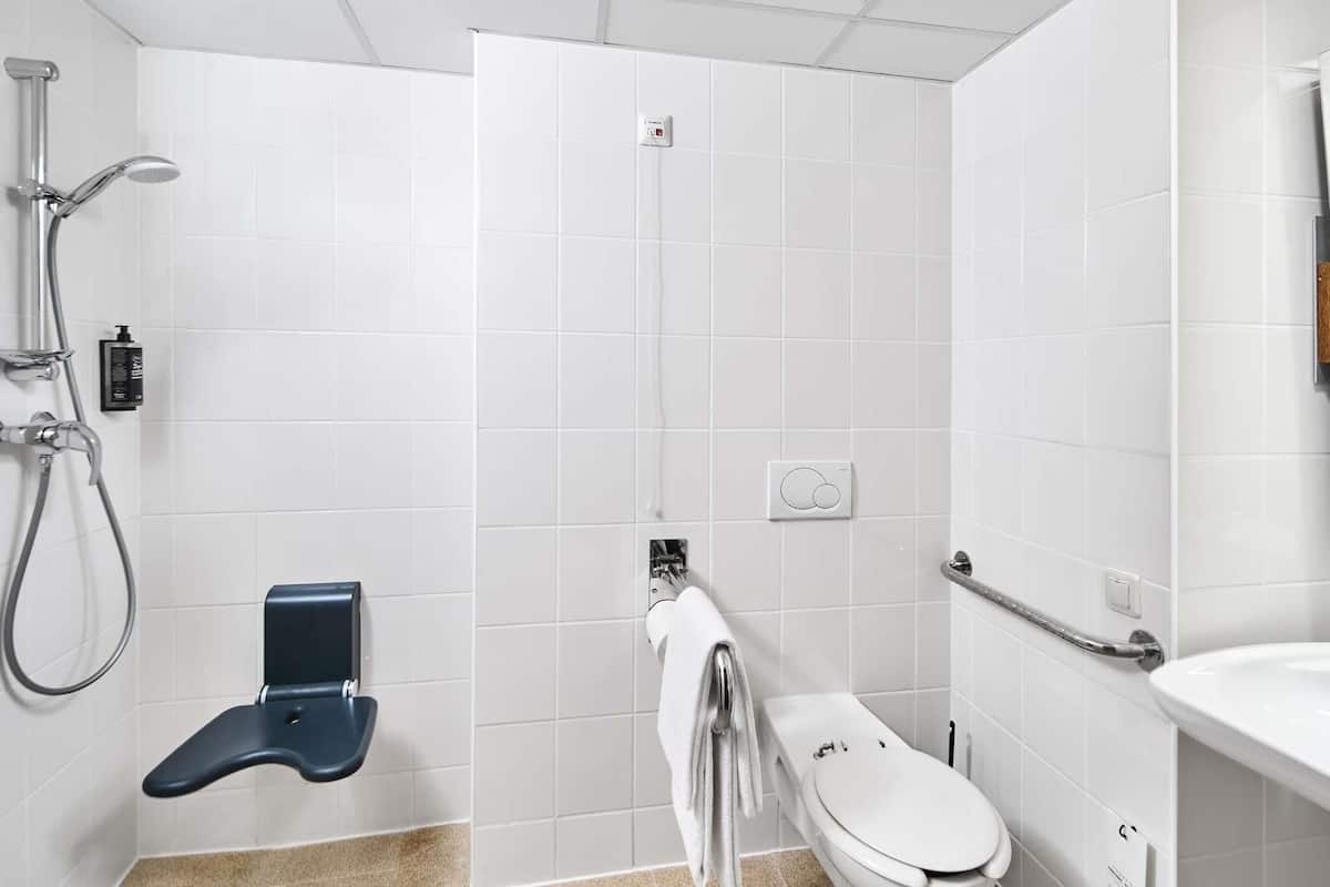 Standard Room, 1 Double Bed | Desk, blackout drapes, iron/ironing board, free cribs/infant beds