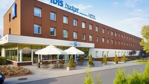Un edificio de hotel moderno con un letrero que dice 'ibis budget hotel'.