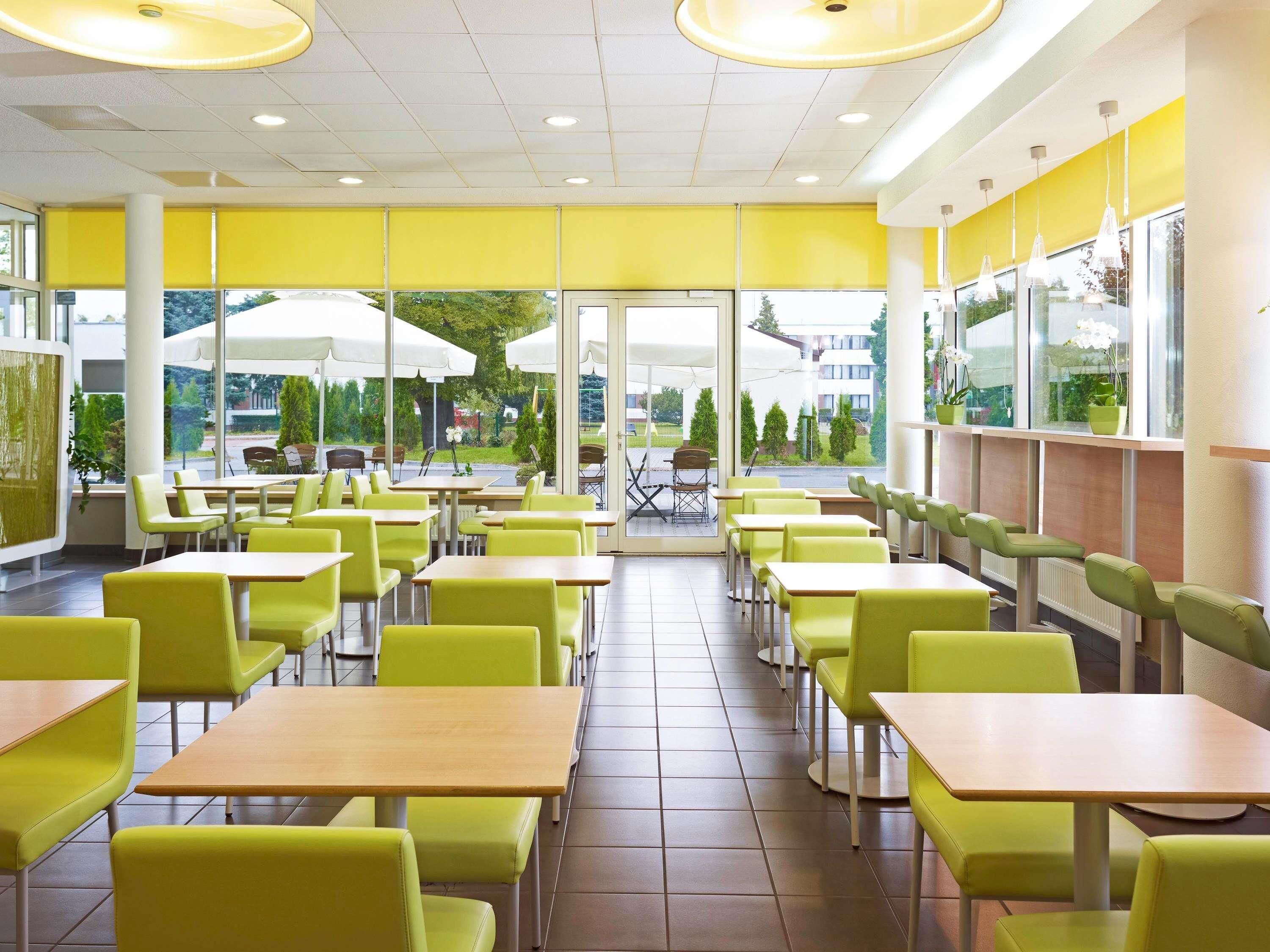 بوفيه فطور يوميًا بتكلفة قدرها (36 PLN للشخص)