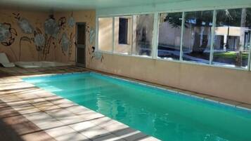 Una piscina techada, una piscina al aire libre de temporada