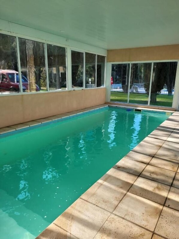 Piscine couverte, piscine extérieure (ouverte en saison)