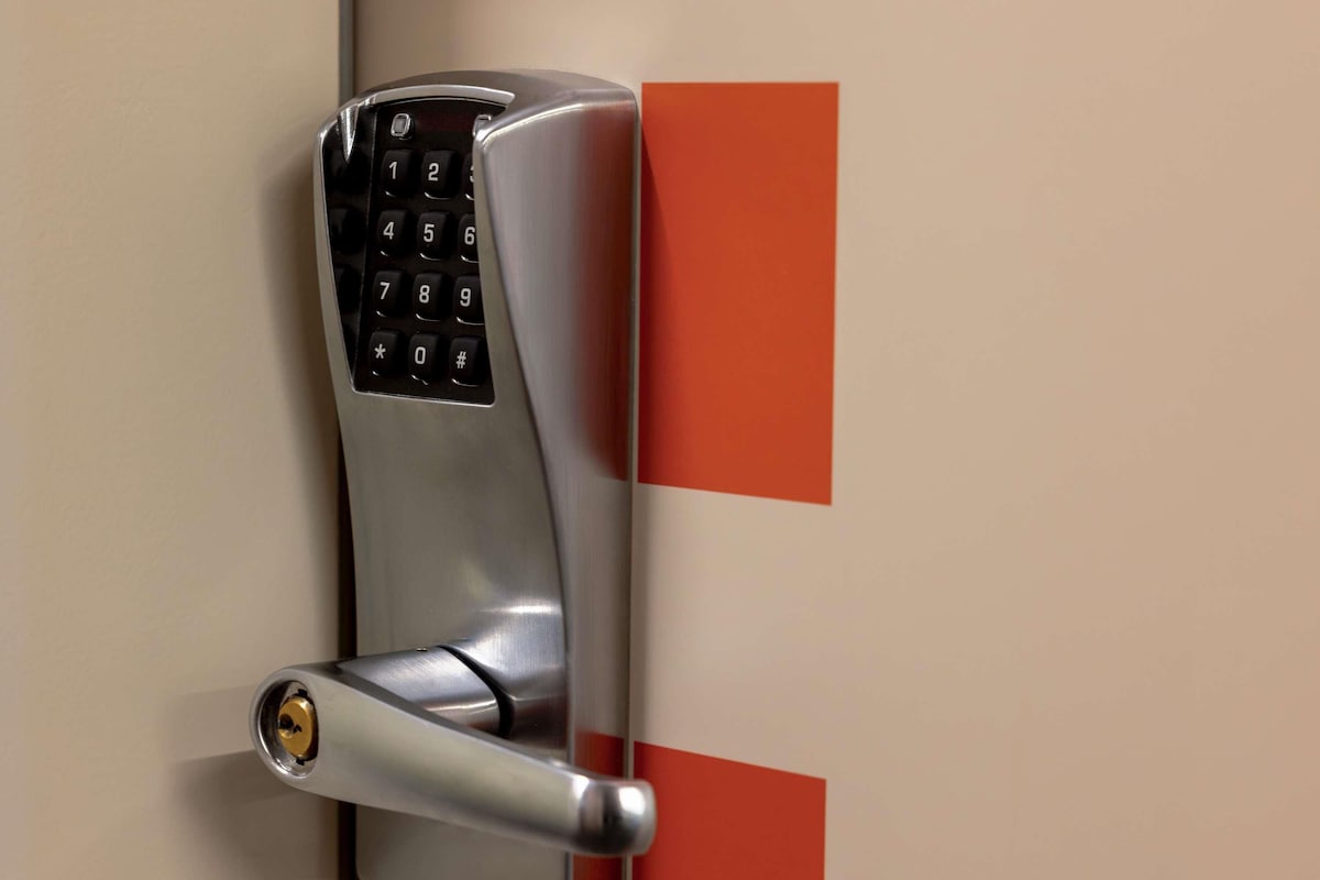 Une serrure de porte moderne dotée d’un clavier numérique et d’un trou de serrure.