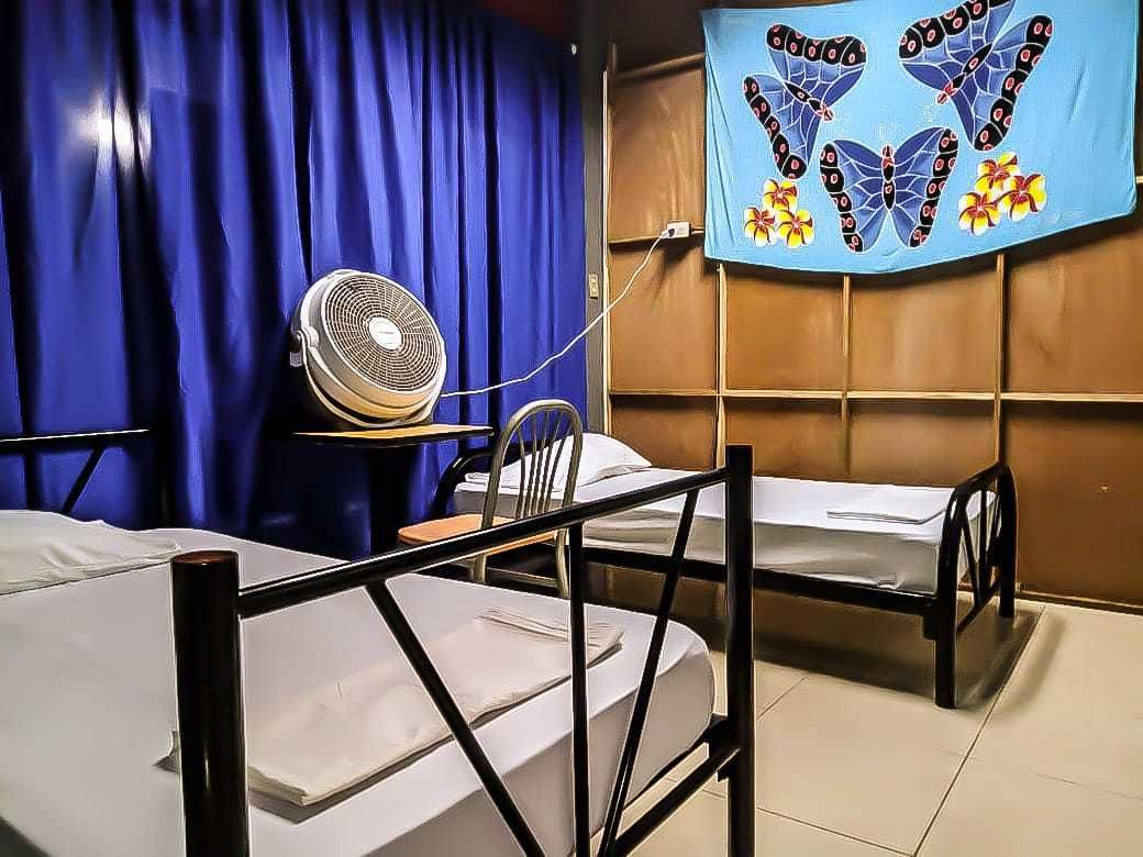 Habitación clásica con 1 cama doble o 2 individuales, 2 camas individuales, baño compartido | Tabla de planchar con plancha, wifi gratis, ropa de cama