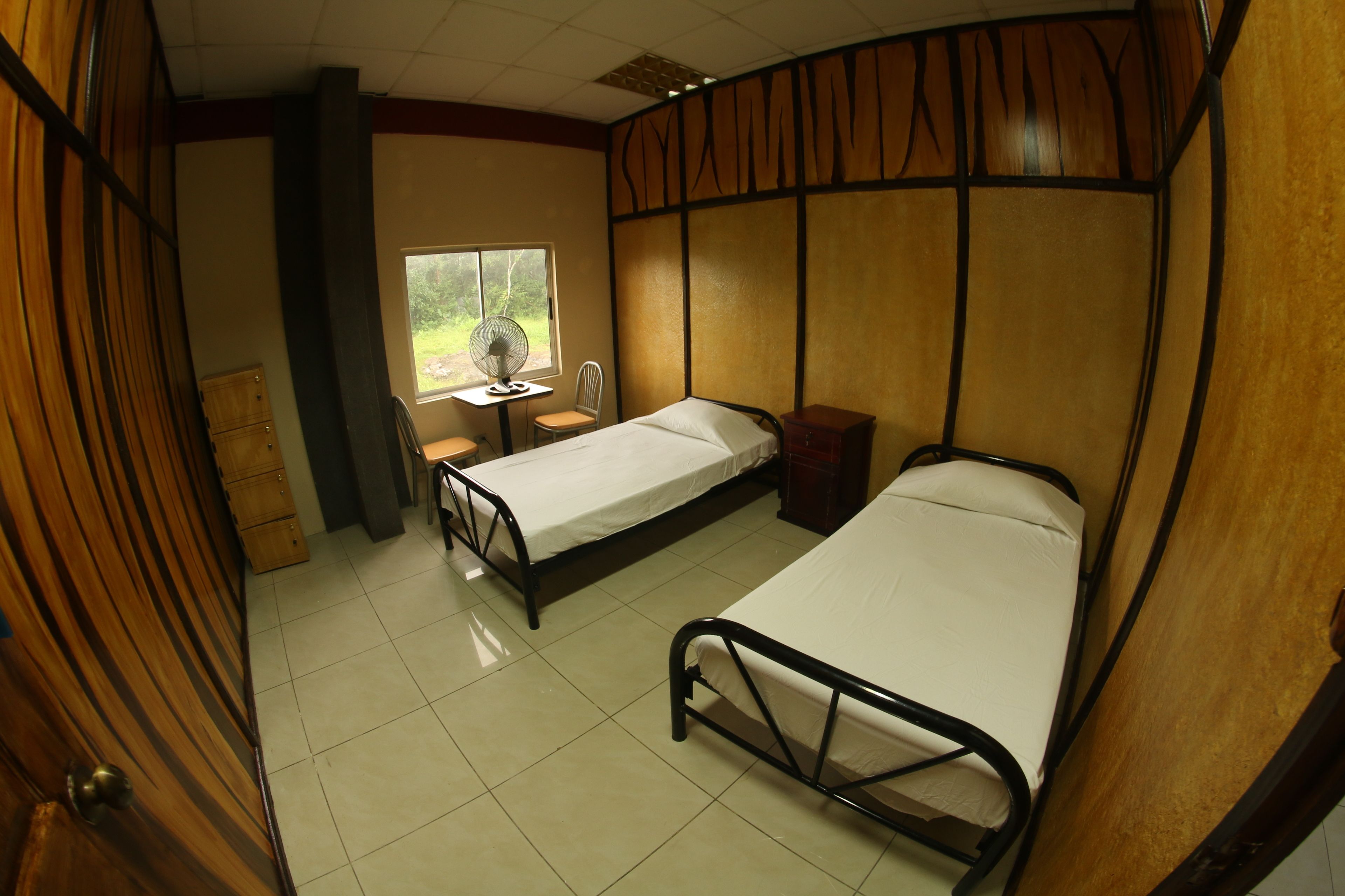 Chambre Classique Double ou avec lits jumeaux, 2 lits une place, salle de bains commune | Fer et planche à repasser, Wi-Fi gratuit, draps fournis