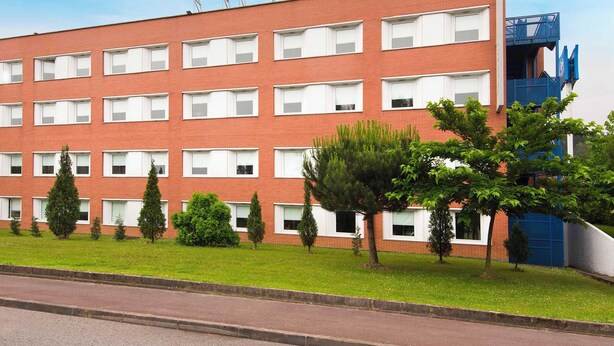 Un edificio con un cartello che riporta “ibis budget” e diverse finestre.