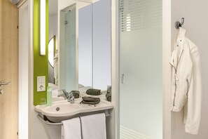 Shower, eco-friendly toiletries, hair dryer, towels - Ibis Budget Bilbao Arrigorriaga (Arrigorriaga)