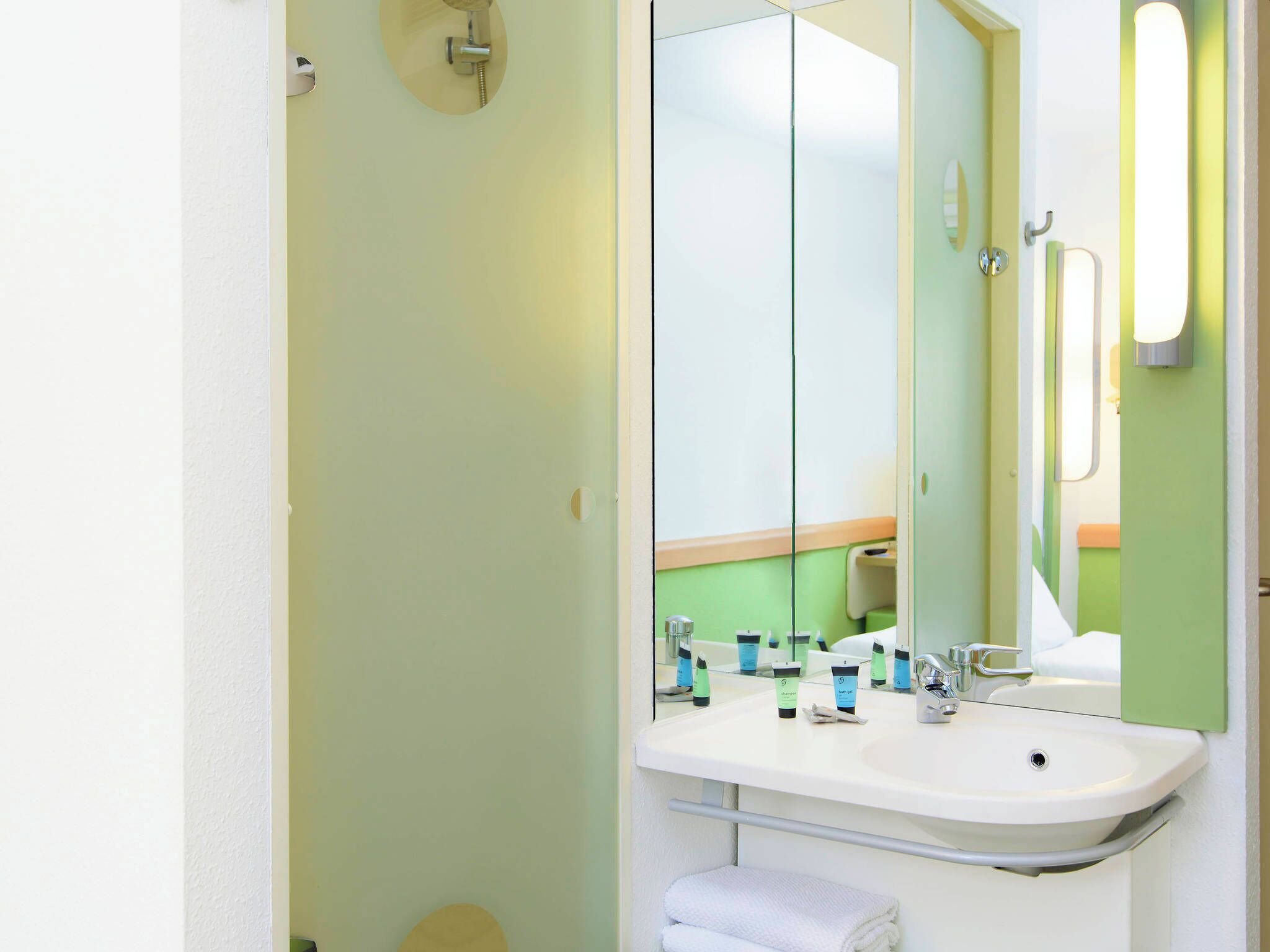 Een douche, milieuvriendelijke toiletartikelen, een haardroger