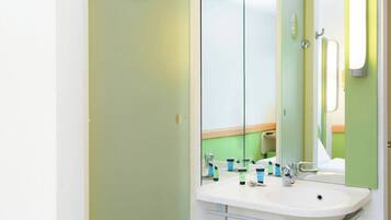 Een douche, milieuvriendelijke toiletartikelen, een haardroger