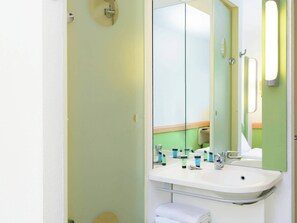 Dusche, umweltfreundliche Kosmetikartikel, Haartrockner, Handtücher