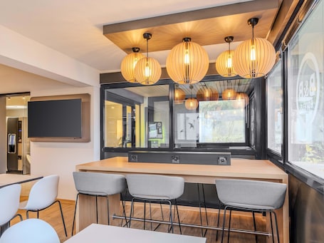 Dining. B&B HOTEL Ingolstadt-Lenting