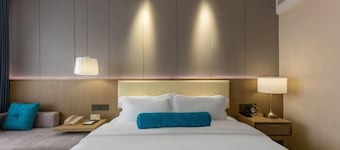 Huaqiao Hotel