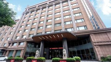 Un hotel de varios pisos con una entrada destacada, amplias ventanas y un diseño arquitectónico moderno.