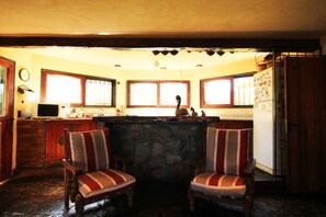 Hytte – standard, 1 dobbeltseng, ikke-røyk | Oppholdsrom | Flatskjerm-TV