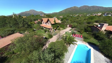 Una piscina al aire libre de temporada