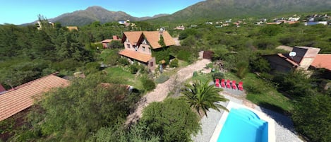 Una piscina al aire libre de temporada