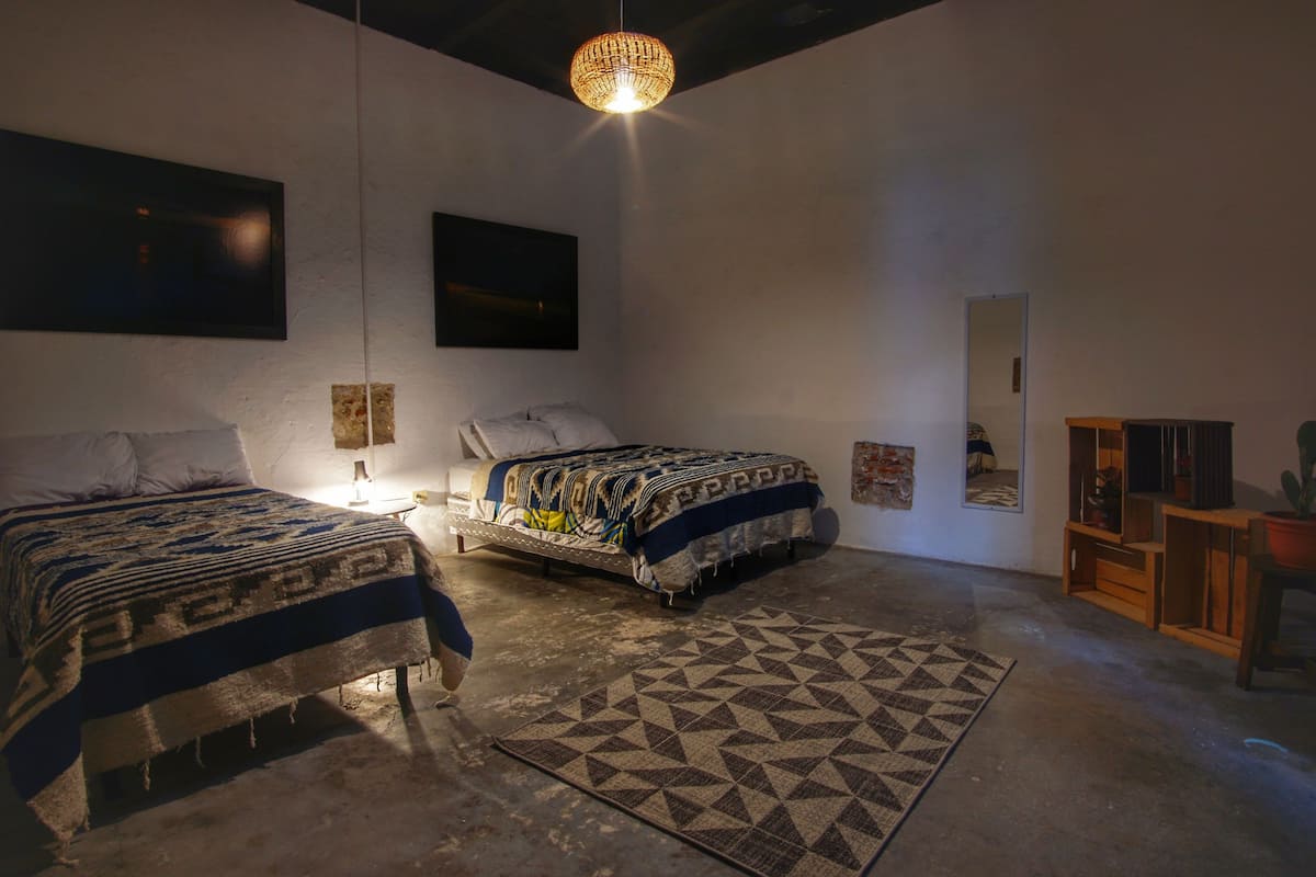 Habitación triple, varias camas, para no fumadores | Ropa de cama