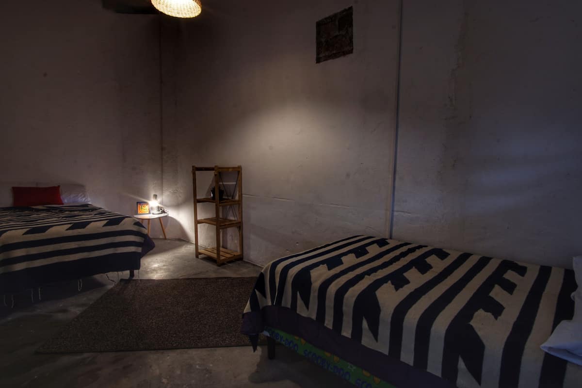 Habitación estándar con 2 camas individuales, 2 camas individuales, para no fumadores | Ropa de cama