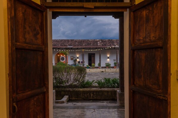 Interior entrance - Lemon Tree Hostel (Antigua Guatemala)