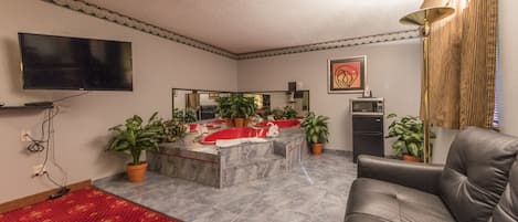 Romanttinen sviitti, 1 suuri parisänky, tupakointi sallittu | Työpöytä, ilmainen Wi-Fi, vuodevaatteet