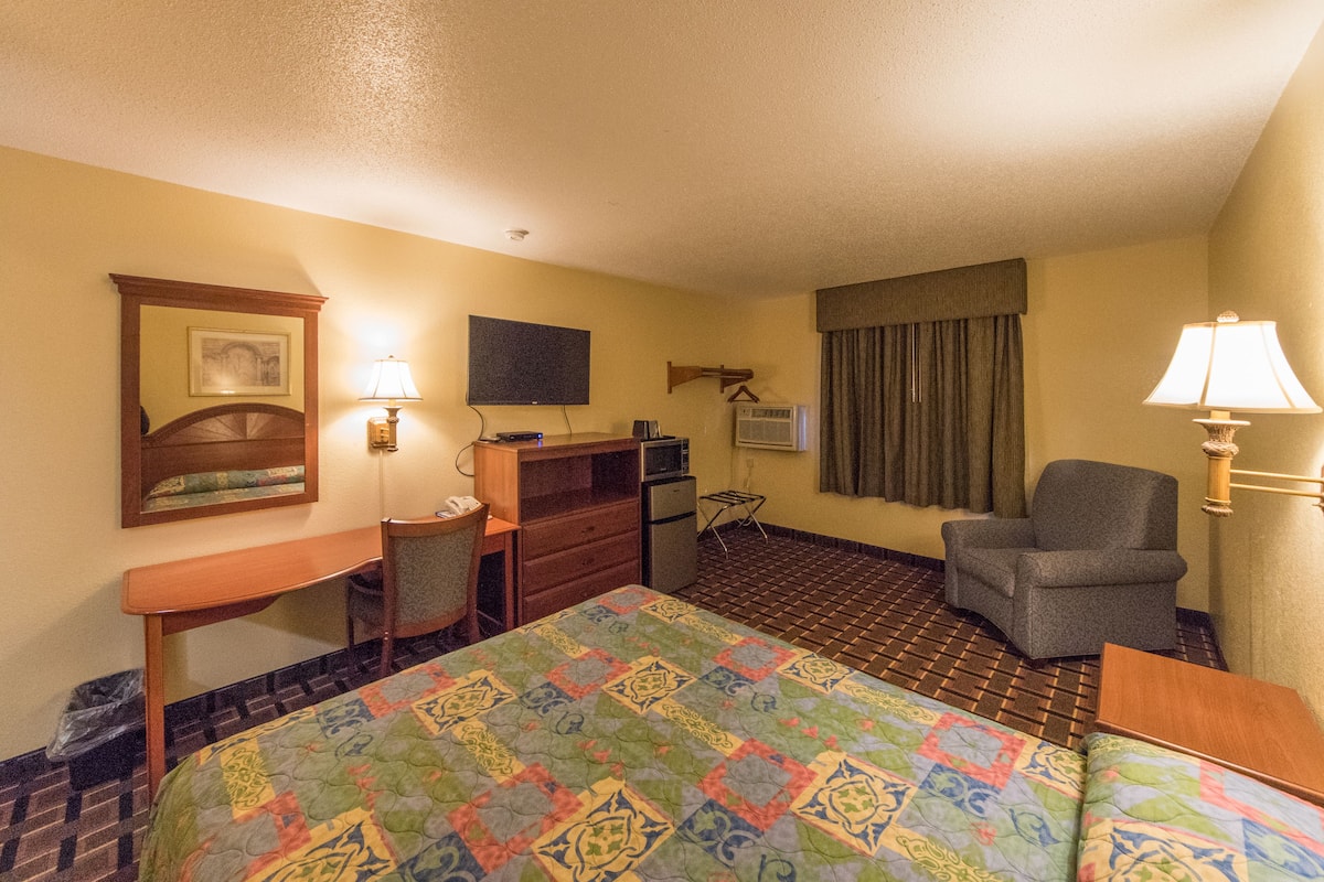 Desk, free WiFi, bed sheets