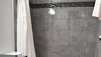 Ensemble douche/baignoire, serviettes fournies
