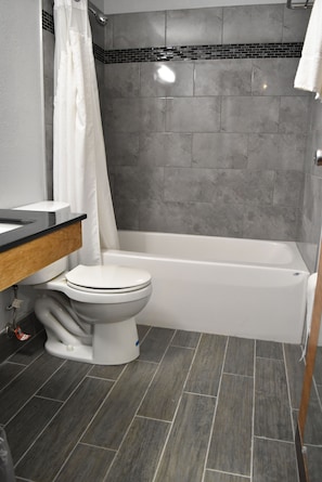 Combined shower/tub, towels - Patuxent Inn (La Plata)