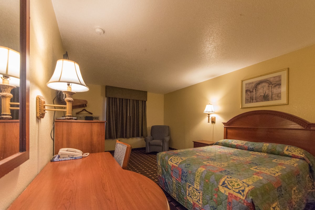 Desk, free WiFi, bed sheets