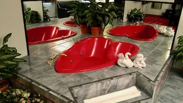 Romantic Suite, 1 King Bed, Smoking | Jetted tub