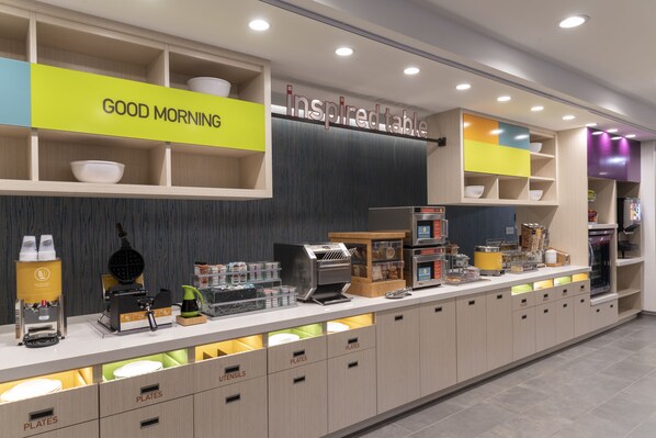 Free daily full breakfast - Home2 Suites by Hilton Indianapolis Airport (Indianapolis)