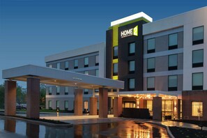 Exterior - Home2 Suites by Hilton Indianapolis Airport (Indianapolis)