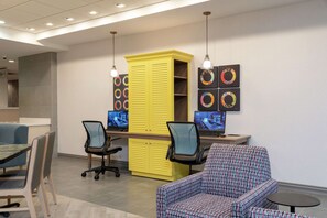 Business center - Home2 Suites by Hilton Indianapolis Airport (Indianapolis)