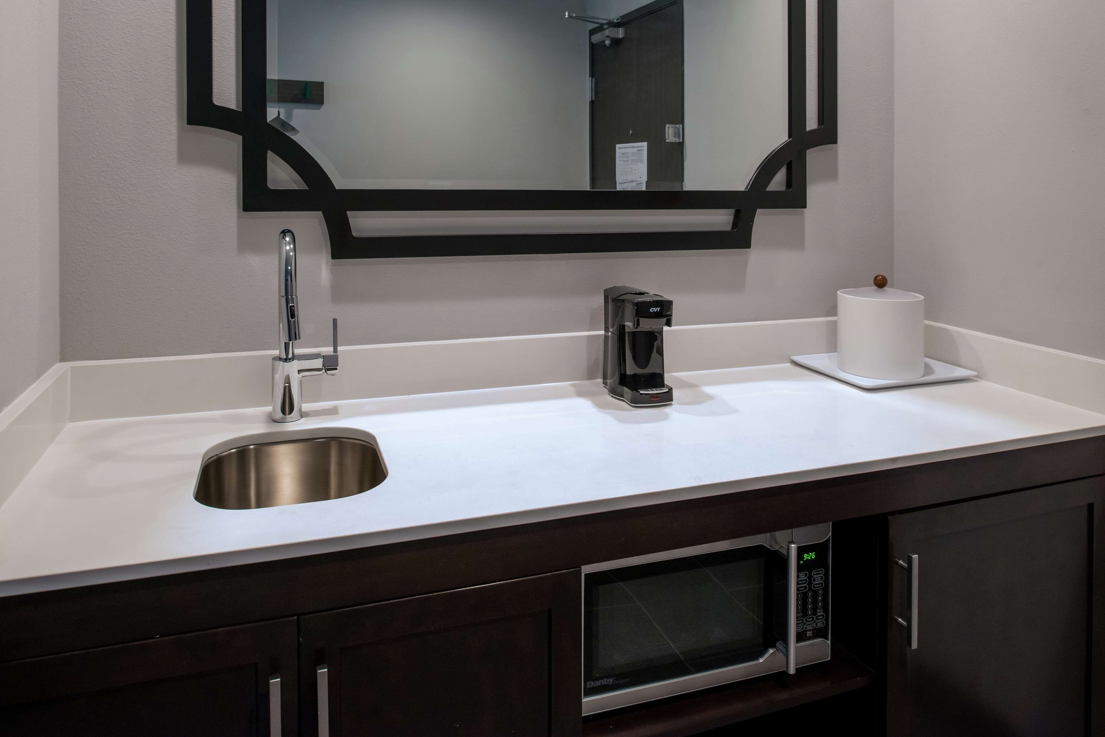 studio, 1 king bed, refrigerator & microwave (wet bar) | minibar