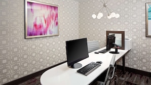 Un espace de bureau moderne comprenant un bureau, un ordinateur et une chaise.