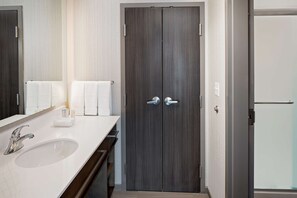 Caja fuerte, cortinas opacas, tabla de planchar con plancha