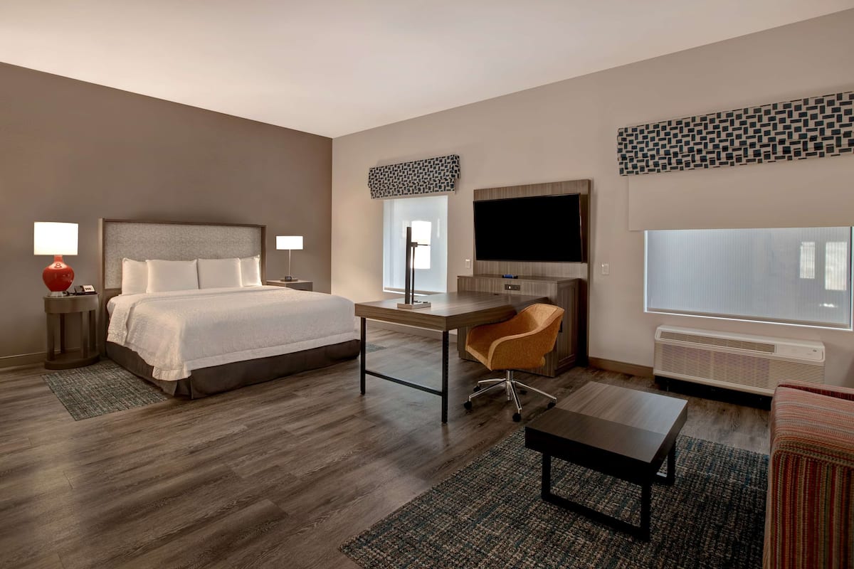 1 bedroom, hypo-allergenic bedding, desk, laptop workspace